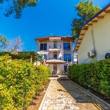 Beni's By Ps * Golem (Tirana)